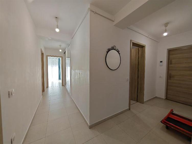 Apartament cu 3 camere decomandat, mobilat în Tractorul