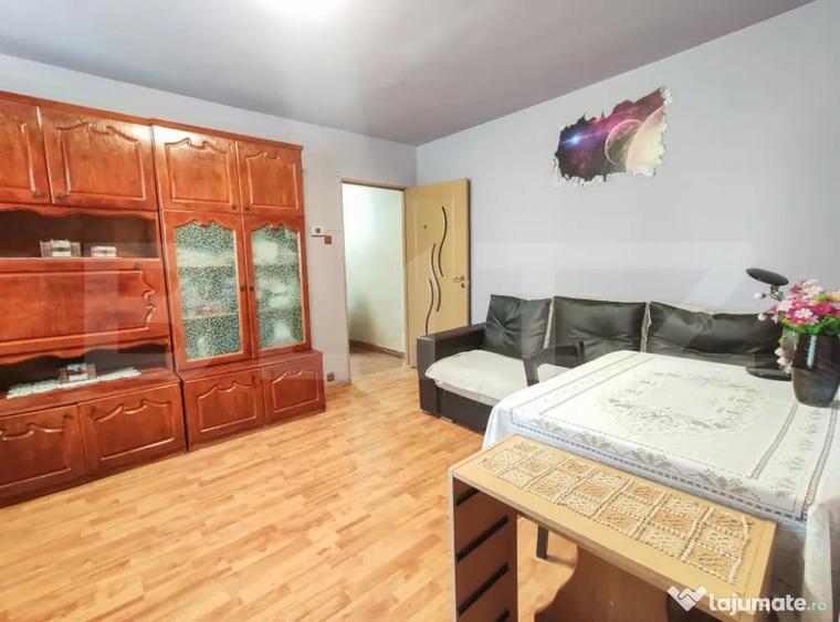 Apartament cu 3 camere semidecomandat în Micro 15