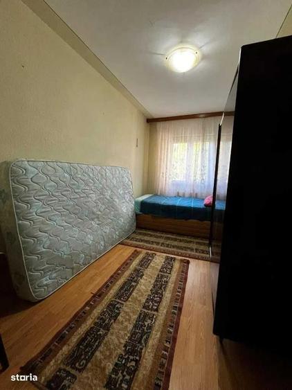 Apartament cu 4 camere semidecomandat în Podu Roș