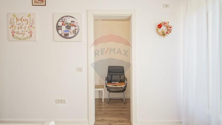 Apartament cu 5 camere decomandat în Noua