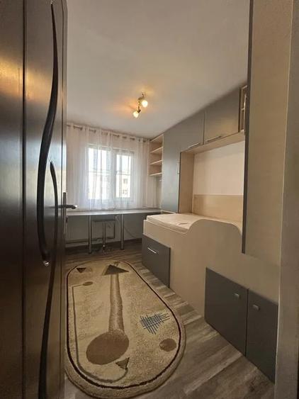 Apartament cu 3 camere semidecomandat, mobilat în Alexandru cel Bun