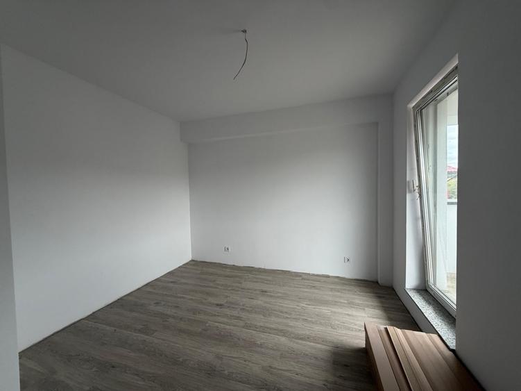 Apartament cu 4 camere semidecomandat în Florești