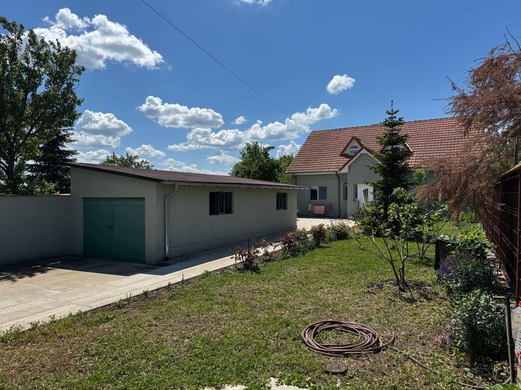 Casă individuală cu 6 camere cu Canalizare în Lazu