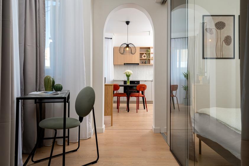 Apartament cu 3 camere semidecomandat, mobilat în Sala Palatului