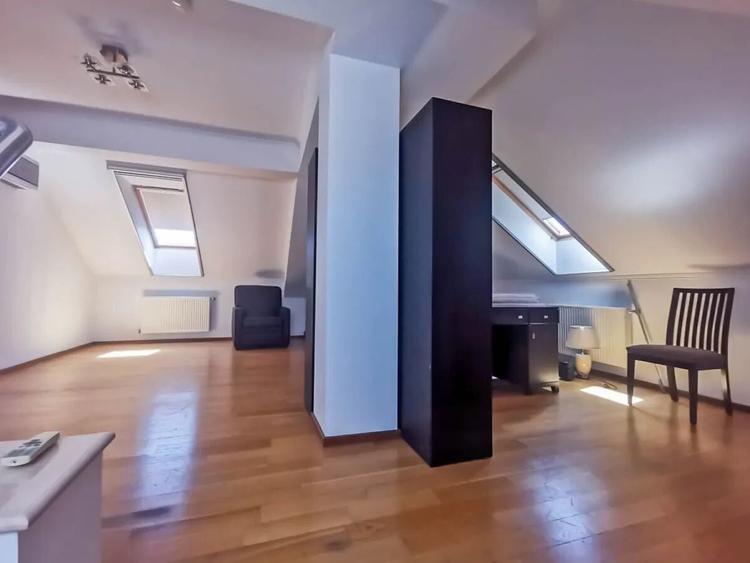 Duplex cu 5 camere cu Piscina în Iancu Nicolae