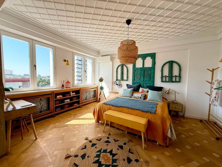 Apartament cu 4 camere în P-ța Universității