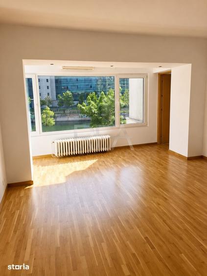 Apartament cu 4 camere semidecomandat în Centrul Civic