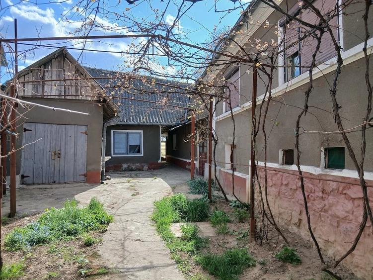 Casă cu 5 camere cu Teren 600 Mp în Birtin