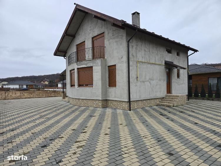 Casă cu 4 camere în Unirea