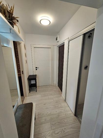 Apartament cu 3 camere semidecomandat în Titan