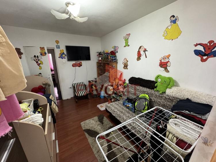 Apartament cu 3 camere semidecomandat, mobilat în Circumvalațiunii