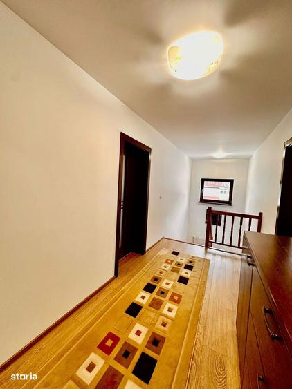 Casă cu 5 camere cu Teren 1200 Mp în Central
