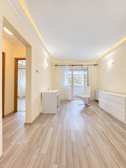 Apartament cu 4 camere decomandat în Casa de Cultură