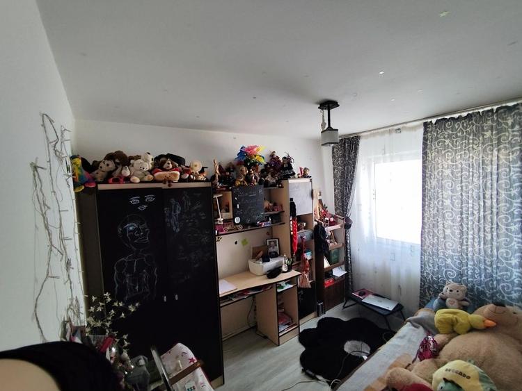 Apartament cu 3 camere semidecomandat în Plopilor