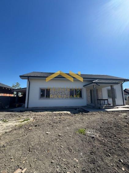 Casă individuală cu 4 camere cu Canalizare în Utvin