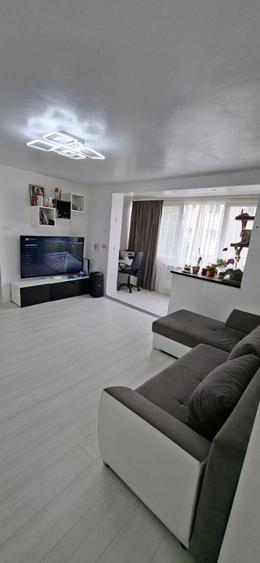 Apartament cu 3 camere semidecomandat în Obor