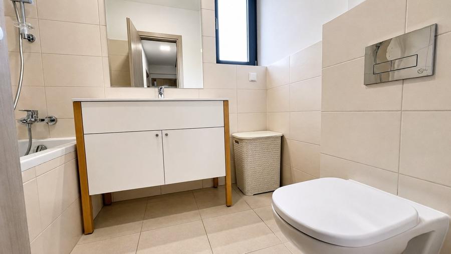 Apartament cu 3 camere semidecomandat, mobilat în Băneasa