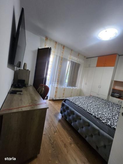 Apartament cu 3 camere semidecomandat în Luna