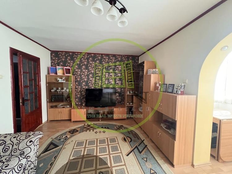 Apartament cu 3 camere decomandat, mobilat în Rovine