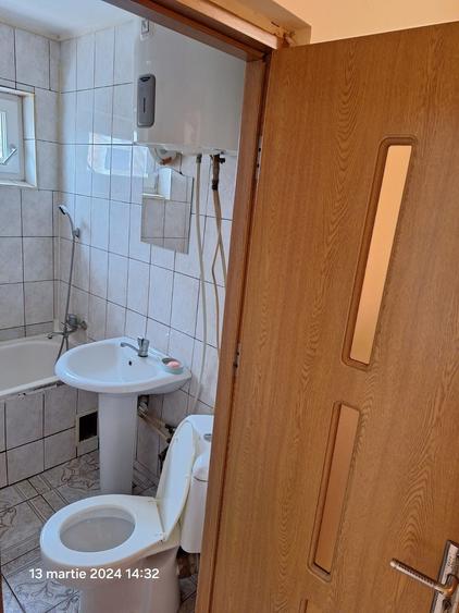 Apartament cu 3 camere semidecomandat în Sud