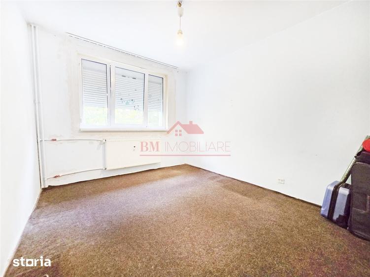 Apartament cu 4 camere decomandat în Drumul Taberei