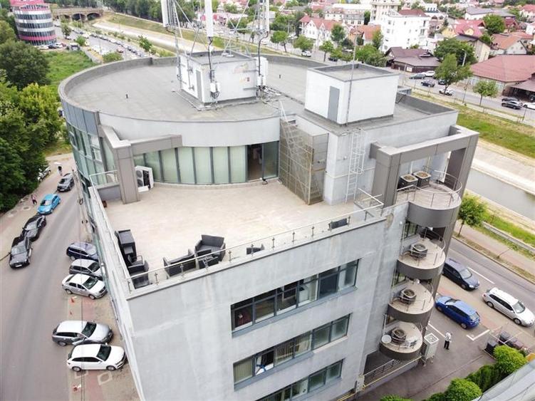 Birou, de 476 mp, în Podul de Piatră