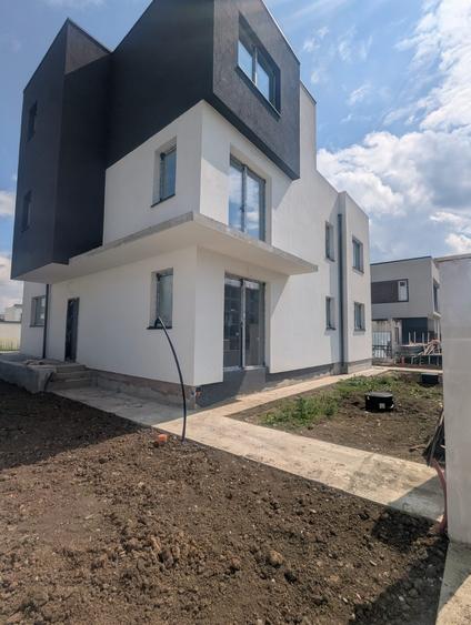Casă cu 5 camere cu Canalizare în Tunari