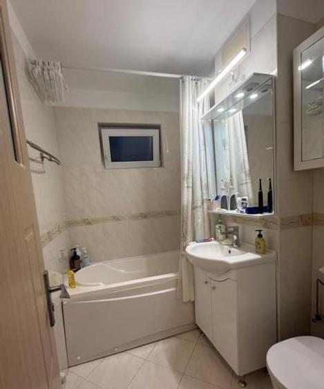 Apartament cu 4 camere decomandat, mobilat în Casa de Cultură