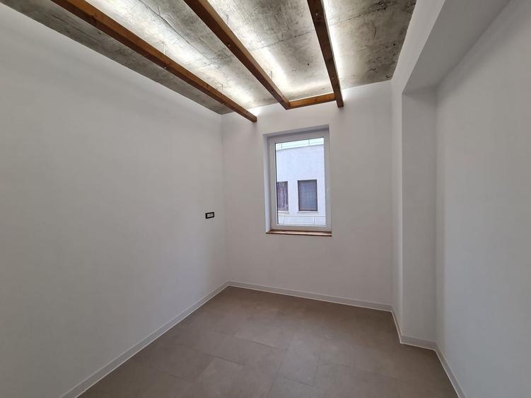 Apartament cu 3 camere semidecomandat în Colentina