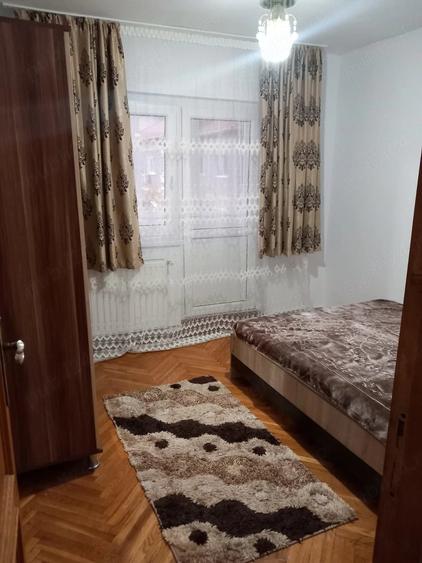 Apartament cu 3 camere decomandat în Lipovei
