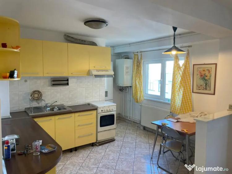 Apartament cu 4 camere decomandat în Central