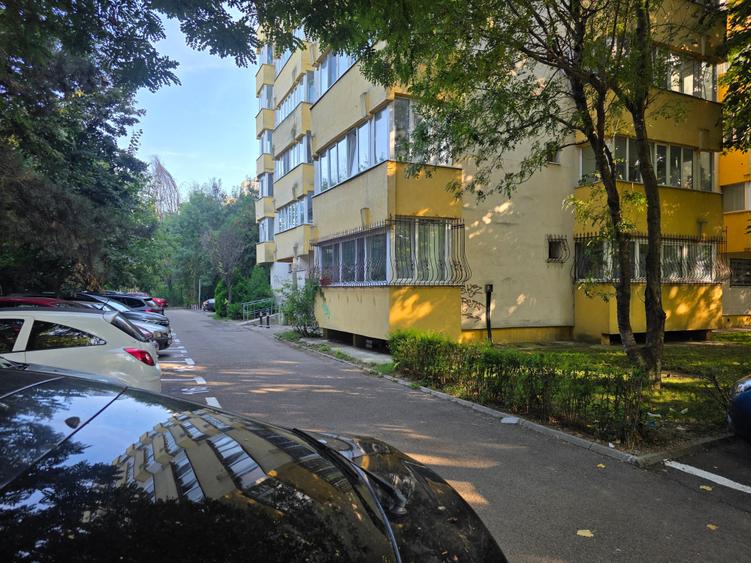 Apartament cu 4 camere decomandat în Lacul Tei