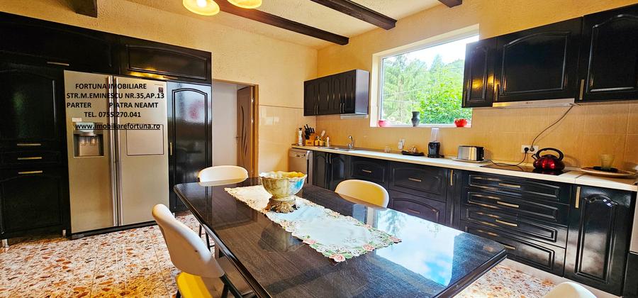 Casă cu 8 camere cu Garaj în Tarcău