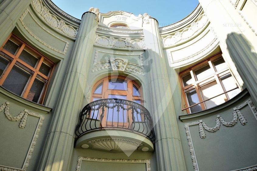 Casă individuală cu 7 camere cu Canalizare în Centrul Istoric