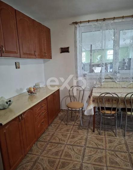 Apartament cu 3 camere semidecomandat, mobilat în Calea Turzii