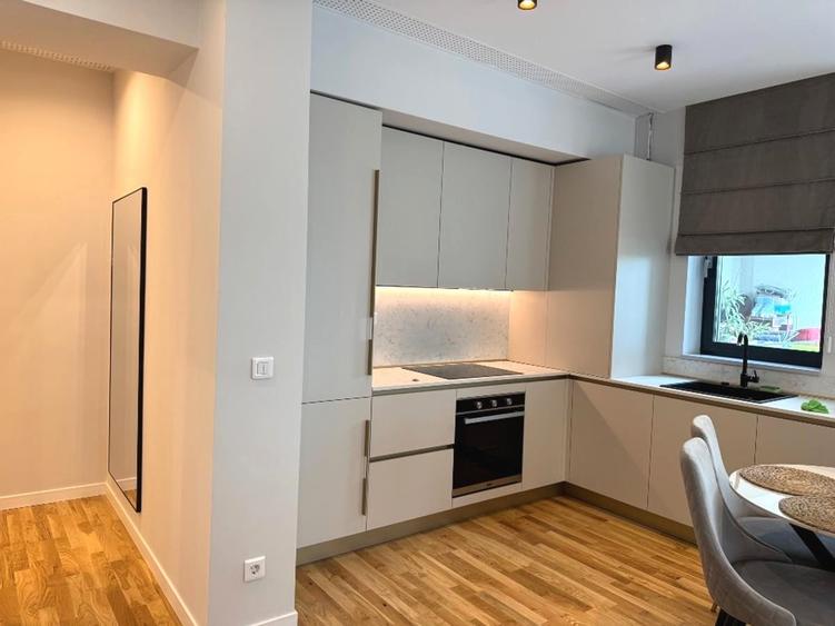 Apartament cu 2 camere semidecomandat, mobilat în Băneasa