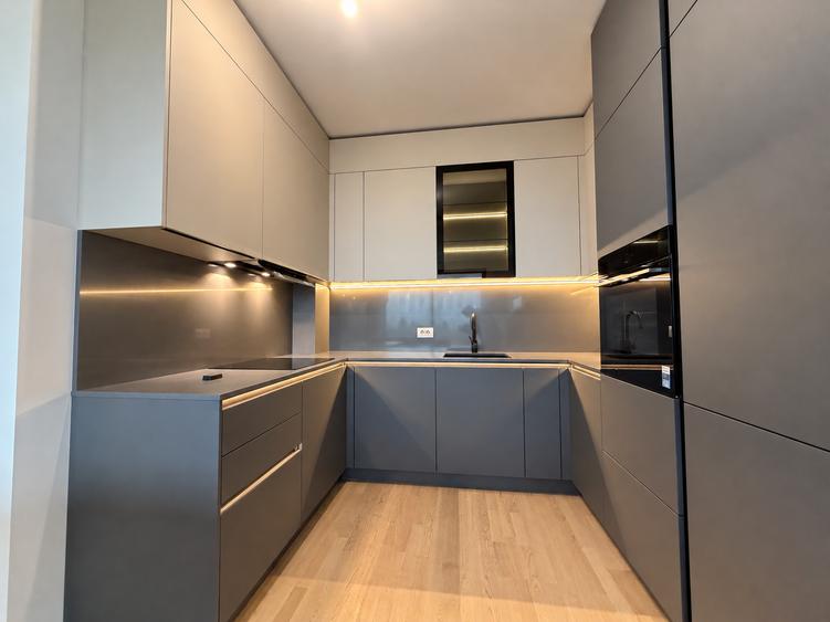 Apartament cu 3 camere semidecomandat în Băneasa