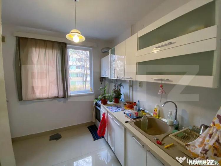 Apartament cu 3 camere semidecomandat, mobilat în Calea București