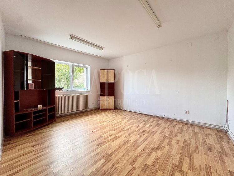 Casă individuală cu 8 camere cu Canalizare în Iris