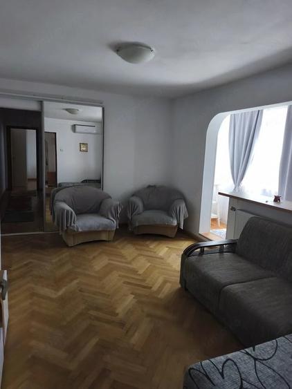 Apartament cu 3 camere semidecomandat în Apusului