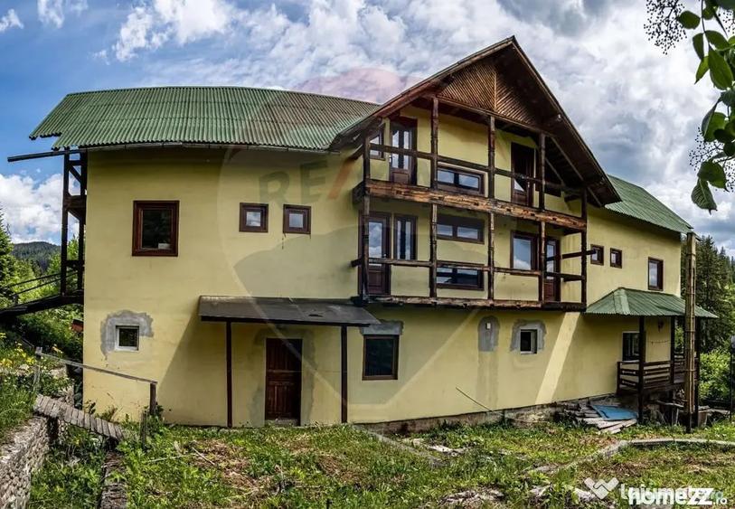 Casă cu 20 camere cu Teren 10330 Mp în Câmpulung Moldovenesc