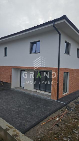 Duplex cu 4 camere cu Canalizare în Chinteni