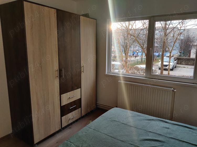 Apartament cu 3 camere decomandat în Tractorul
