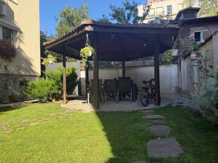 Apartament cu 4 camere decomandat, mobilat în Barbu Văcărescu
