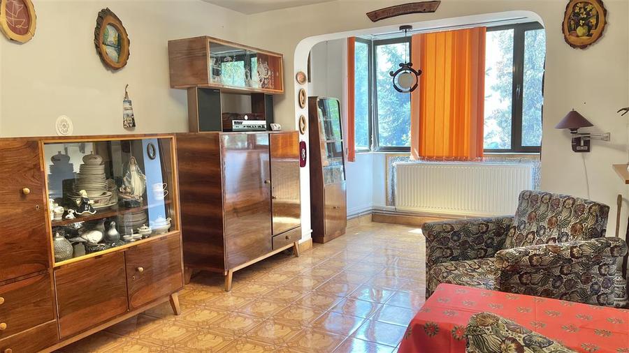 Apartament cu 3 camere semidecomandat în Astra