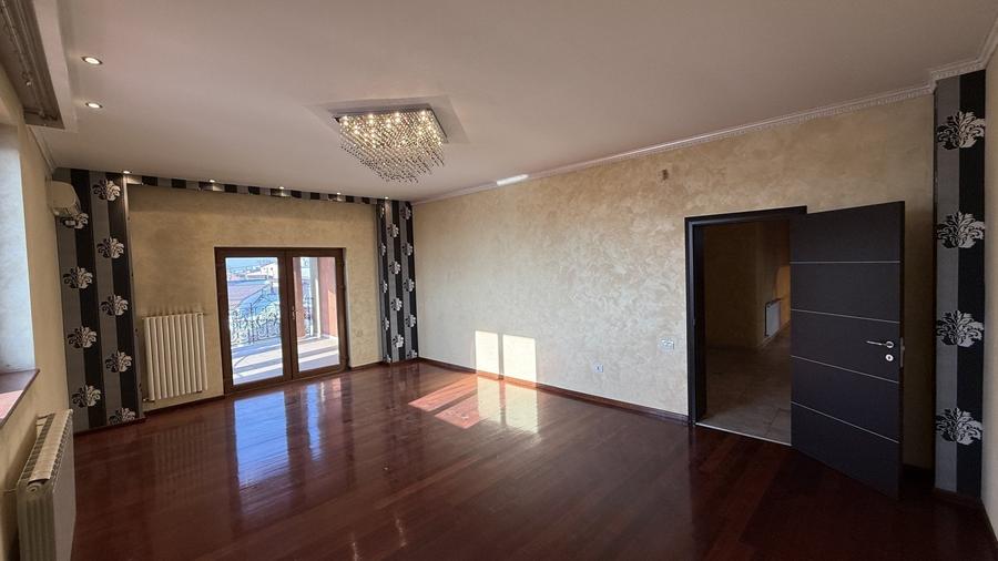 Casă individuală cu 7 camere cu Piscina în Eroii Revoluției