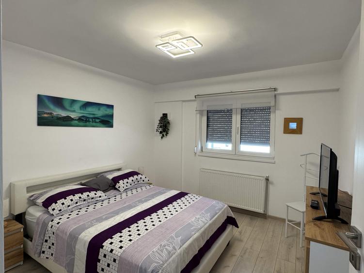 Apartament cu 3 camere decomandat, mobilat în