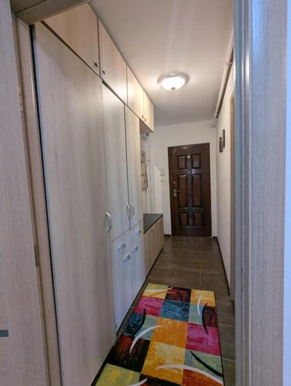 Apartament cu 3 camere semidecomandat, mobilat în Buziașului