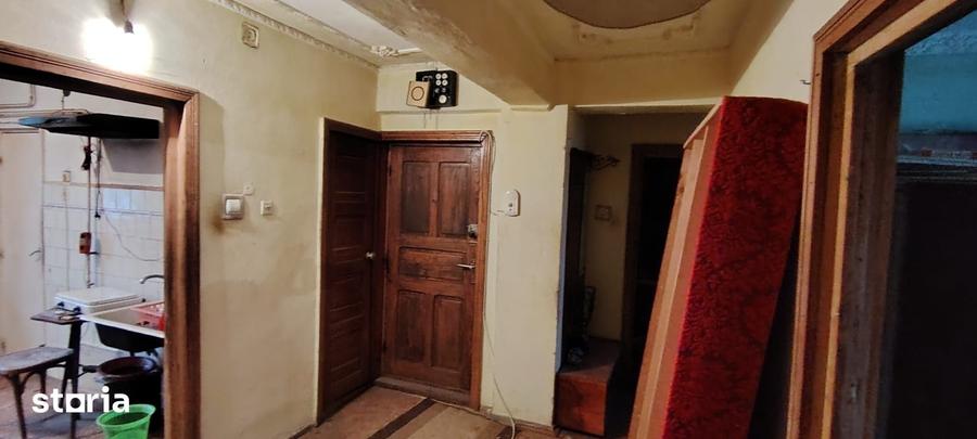 Apartament cu 4 camere decomandat în Central