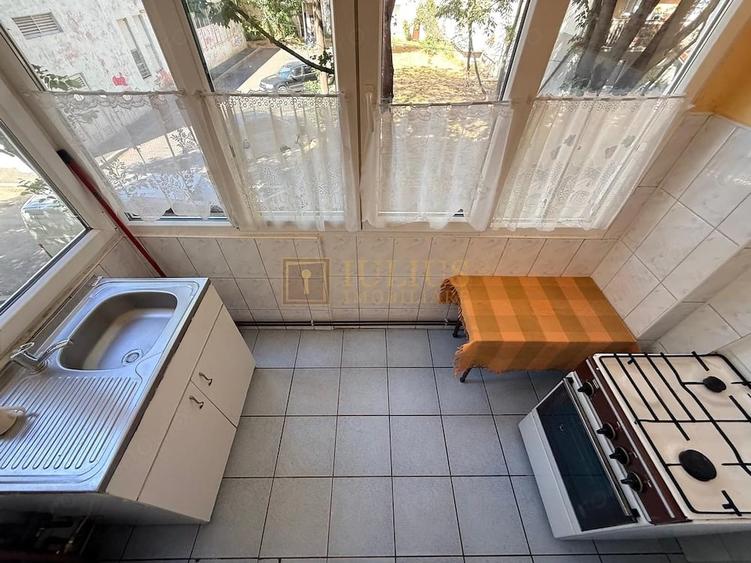 Apartament cu 3 camere decomandat, mobilat în Soarelui